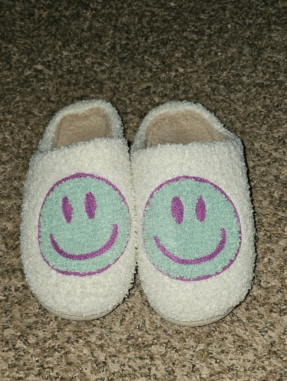Womens Sz 8 Cream Plush Slippers with Mint & Purple Smiley! Buckle